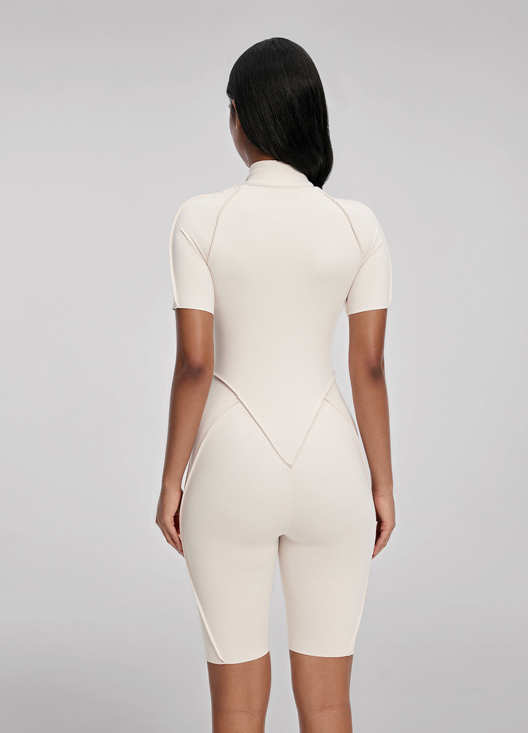 Macacão Skin Fit Curto Costas Fechadas - Marfim